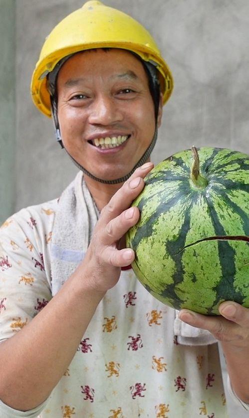 农村工地吃瓜,吃瓜解暑乐翻天