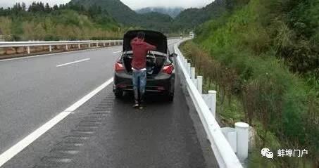 蚌埠应急车道吃瓜,意外停车引发热议