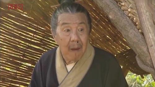 一名男子买瓜吃瓜视频,男子买瓜吃瓜视频走红网络