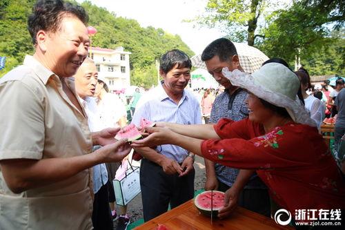 东阳吃瓜群众,揭秘当地热门话题背后的故事